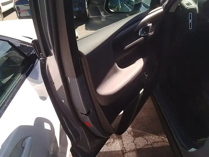 Volvo XC40 T2 Essential Manual 2022, foto 11