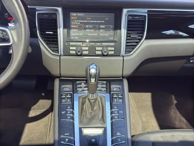 Porsche Macan view 14