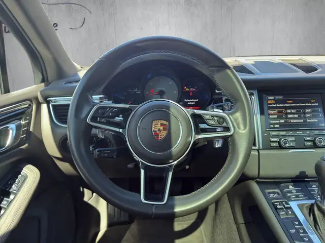 Porsche Macan view 15