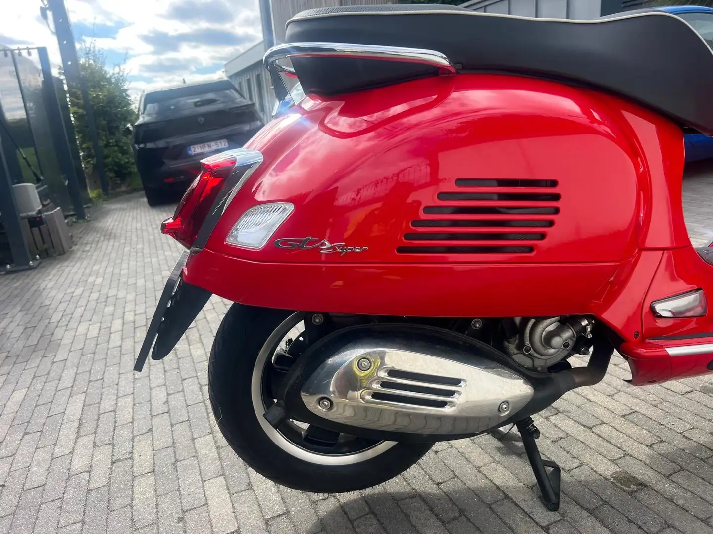 Vespa GTS Super 300 Piros - 2