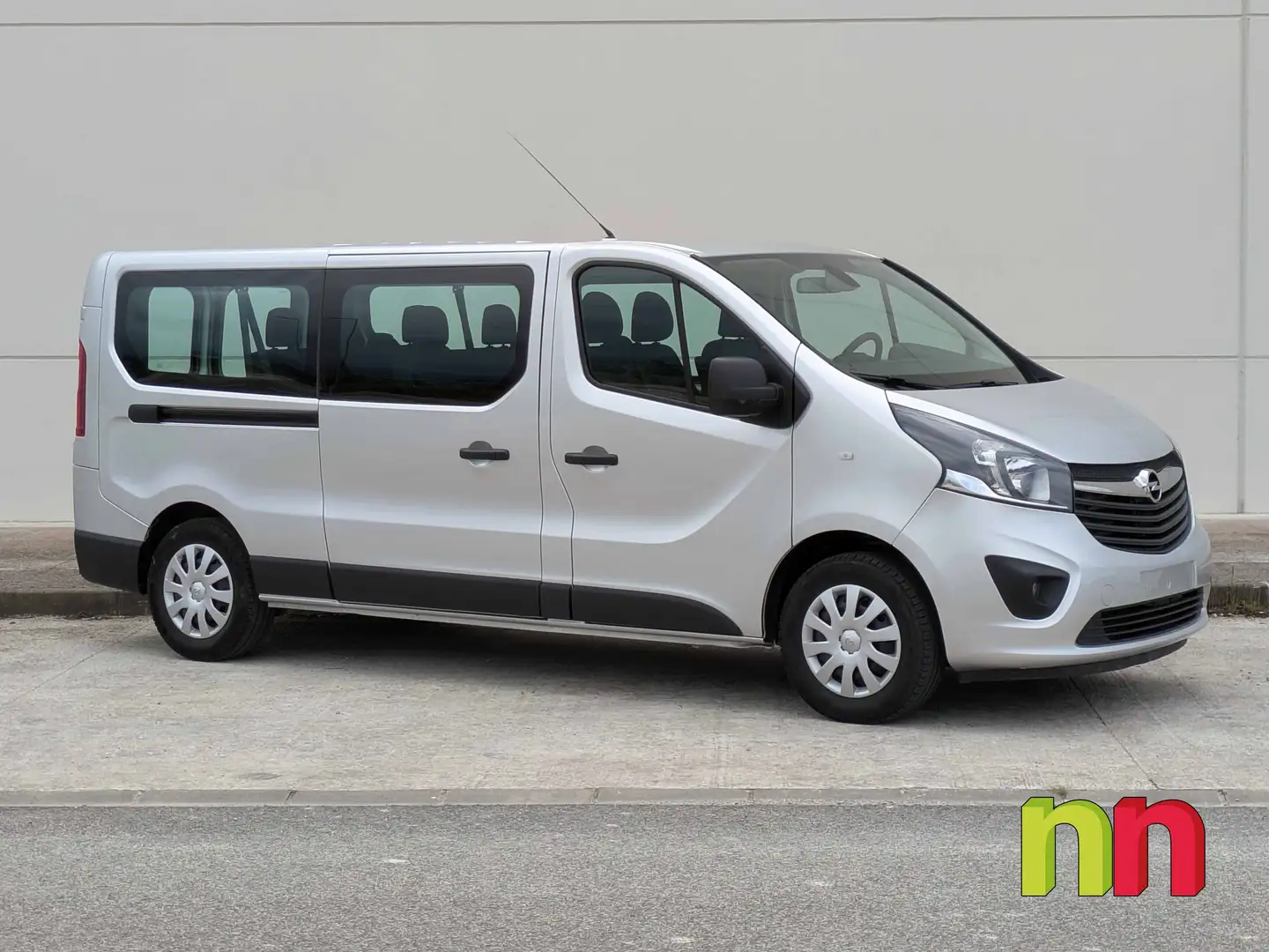 Opel Vivaro Combi 9 1.6CDTi Biturbo S/S 29 L2 125 Gris - 2