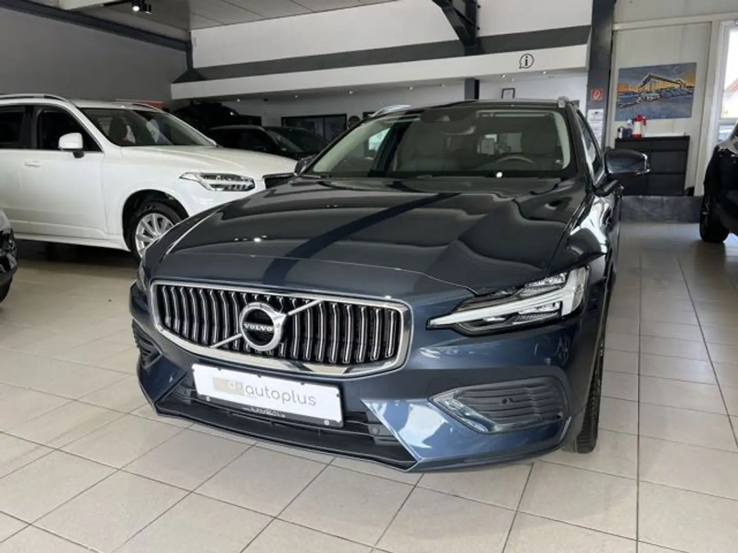 Volvo V60 T6 Inscription Recharge AWD *BigBattery* AHK Blauw - 2