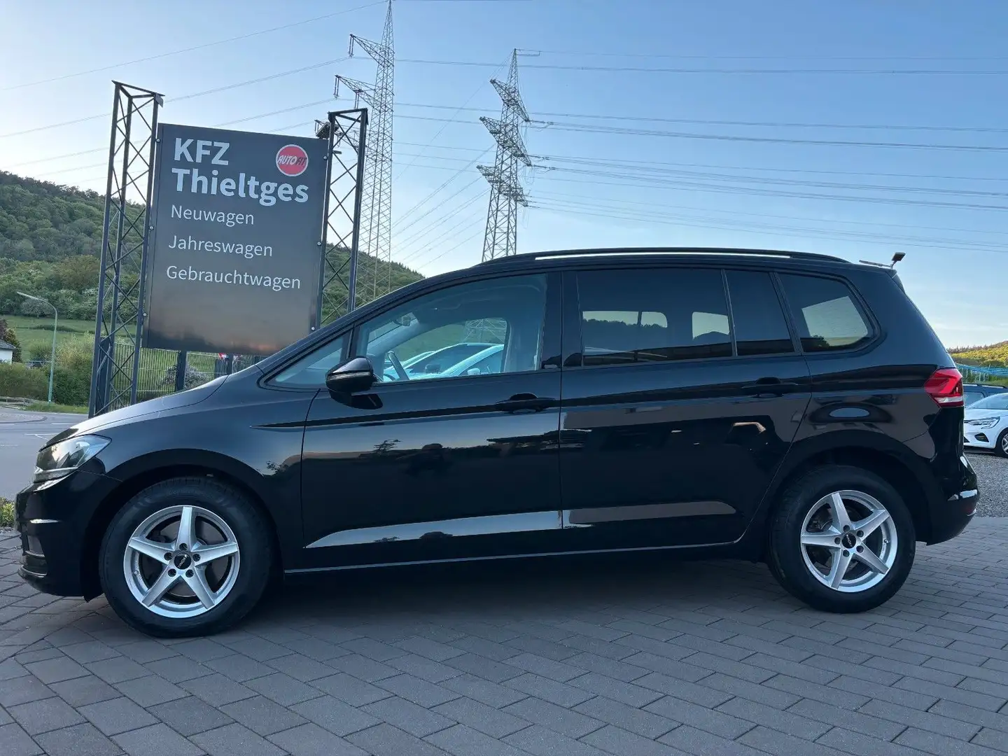 Volkswagen Touran Comfortline, 7 Sitzer, Navi, 8 Fach neu Negro - 1