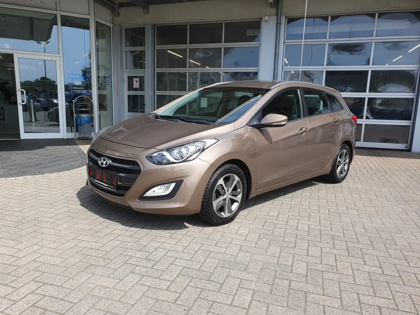 Hyundai i30 CW 1.6 blue Trend beh. Lenkrad Sitzhzg. 2. Hand Braun - 1
