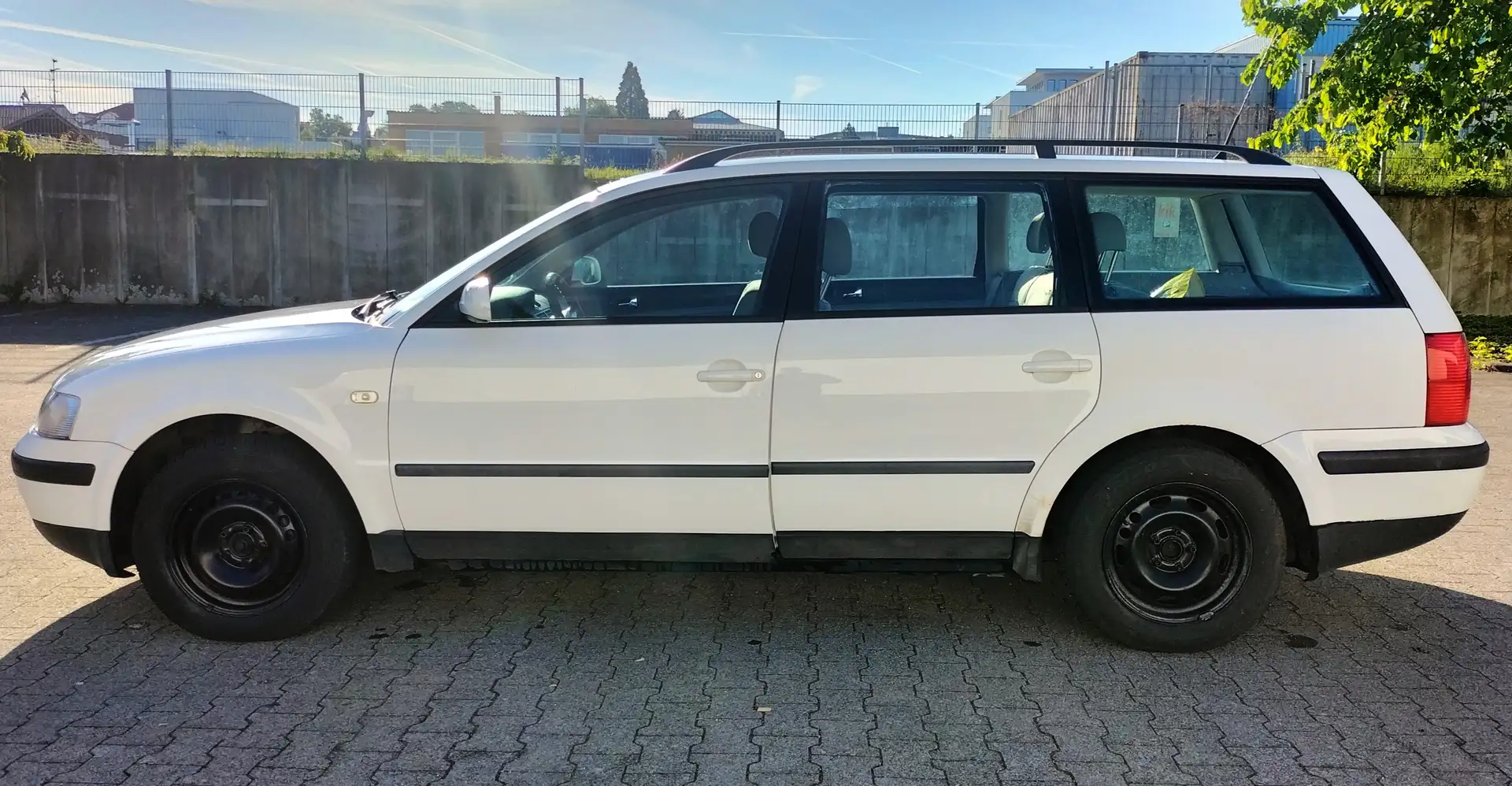 Volkswagen Passat Variant (NEU TÜV) Sitzh./ ANK/ Allwetterreifen/ Klima Weiß - 2