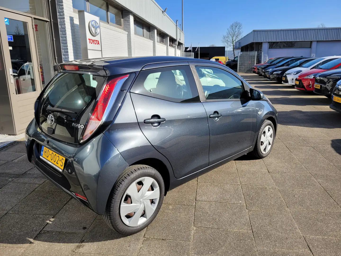Toyota Aygo 1.0 VVT-i x-play | Parkeercamera | Airco | Gris - 2