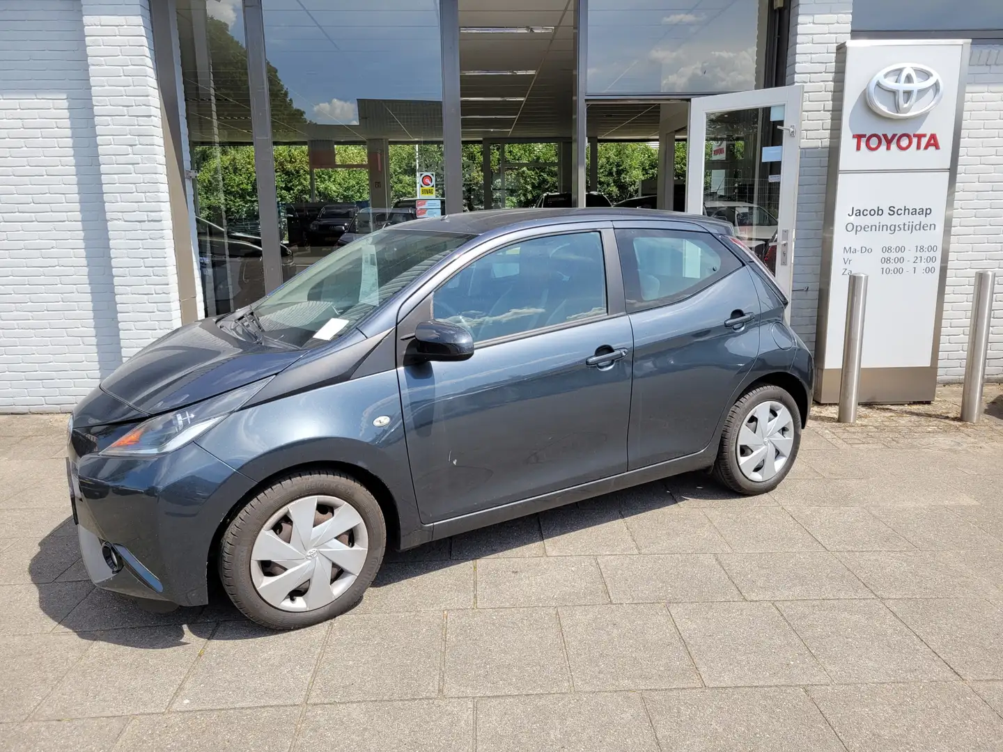 Toyota Aygo 1.0 VVT-i x-play | Parkeercamera | Airco | Gris - 2
