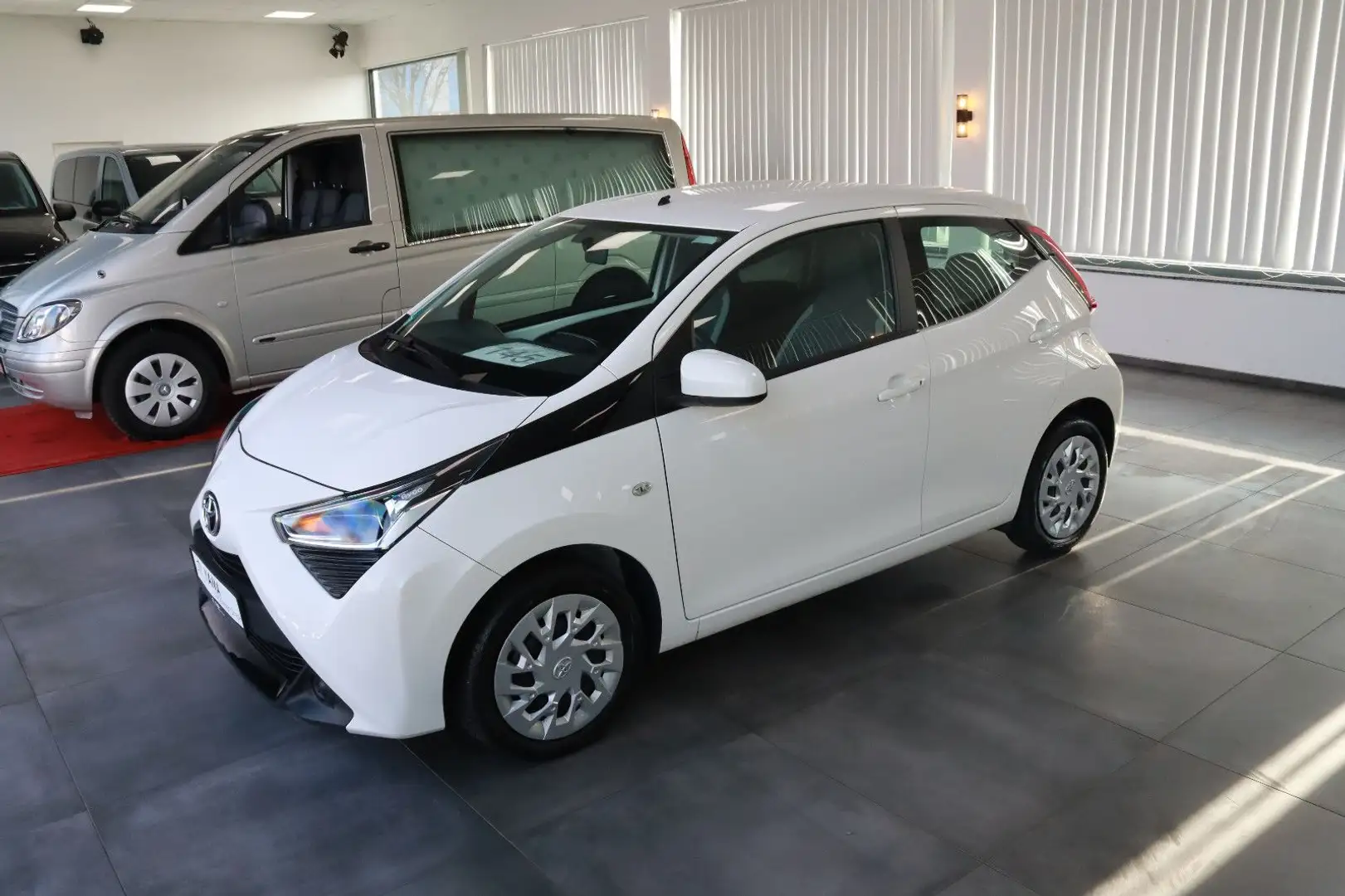 Toyota AYGO 1.0 VVT-i x-play * KLIMA + EURO 6 * Blanc - 1