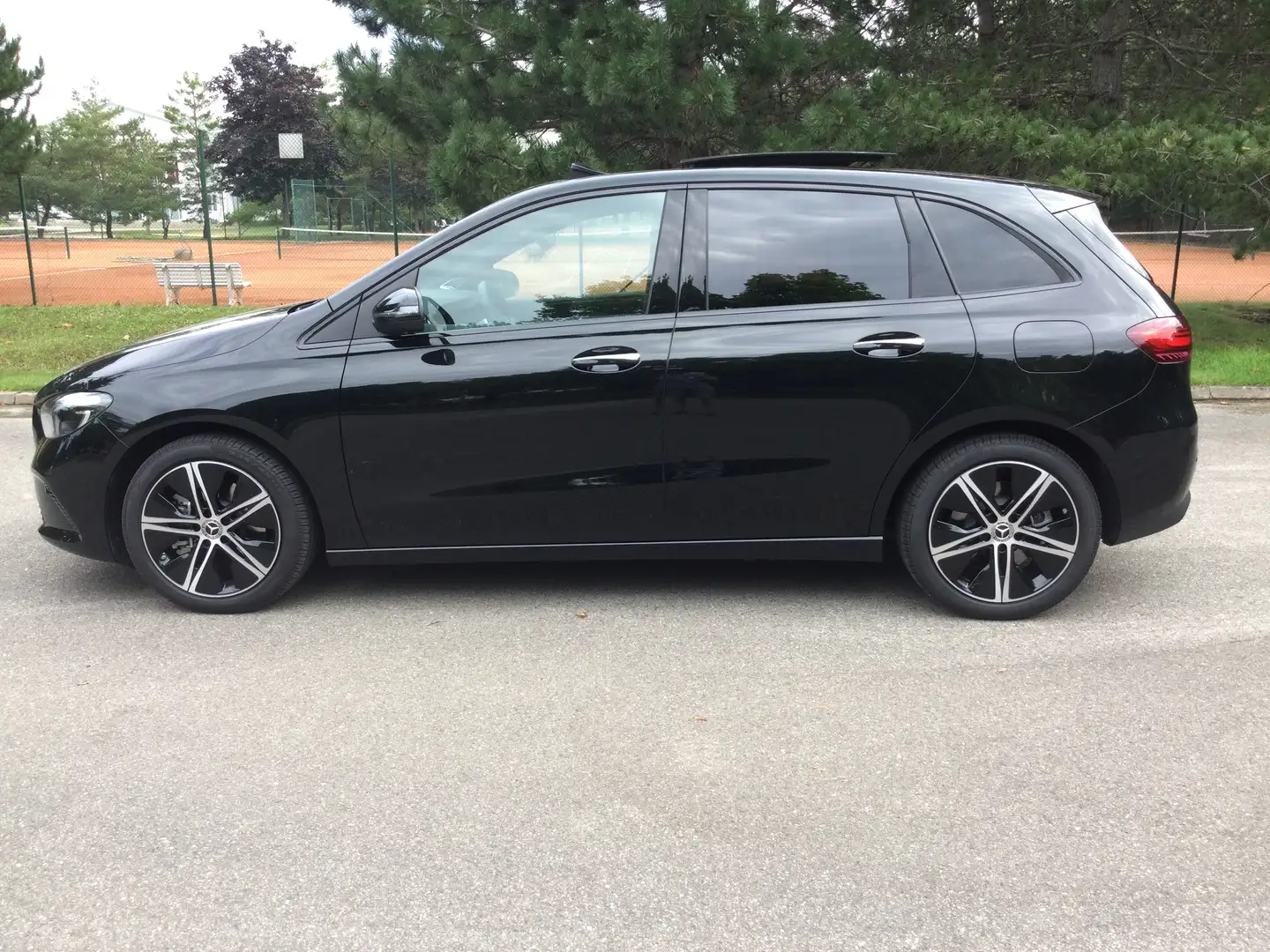 Mercedes-Benz B 250 B 250e//PROGRESSIVE-LINE ADVANCED PLUS//PANORAMA-SD//AHK Schwarz - 1