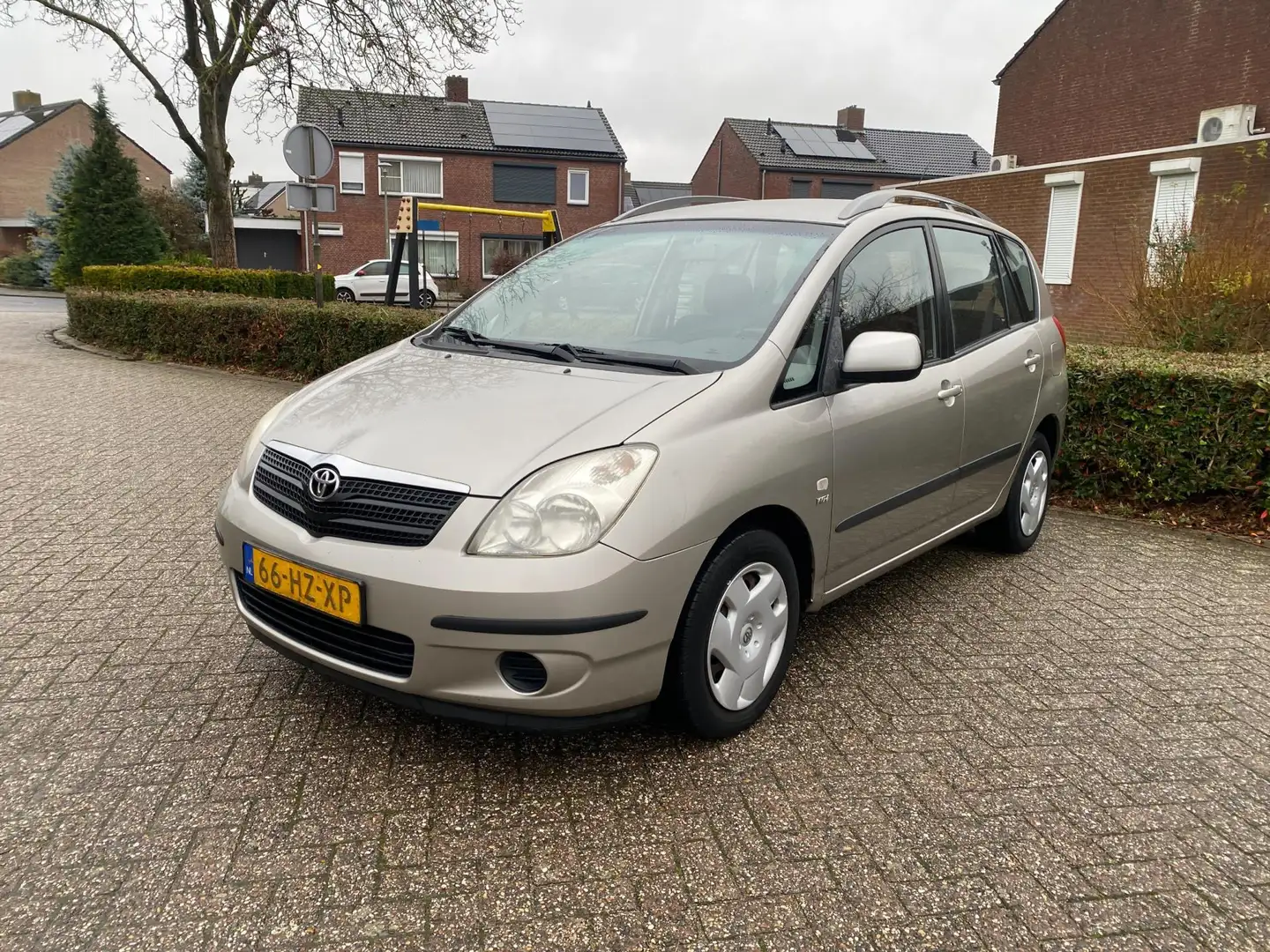 Toyota Corolla Verso 1.6 VVT-i Linea Terra Grijs - 1