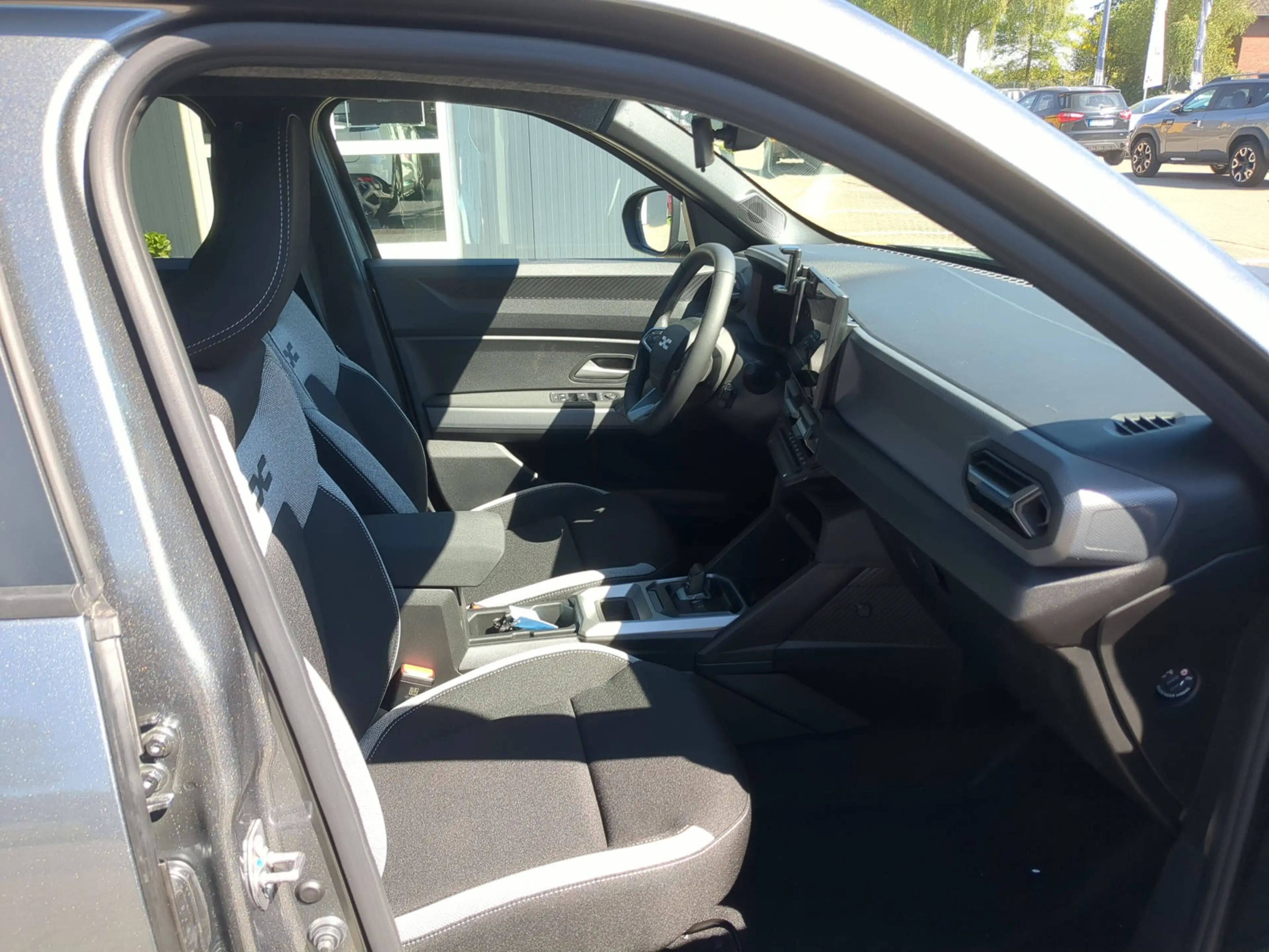 Dacia Duster Hybrid 155 Journey SHZ LKHZ Navi — photo 9