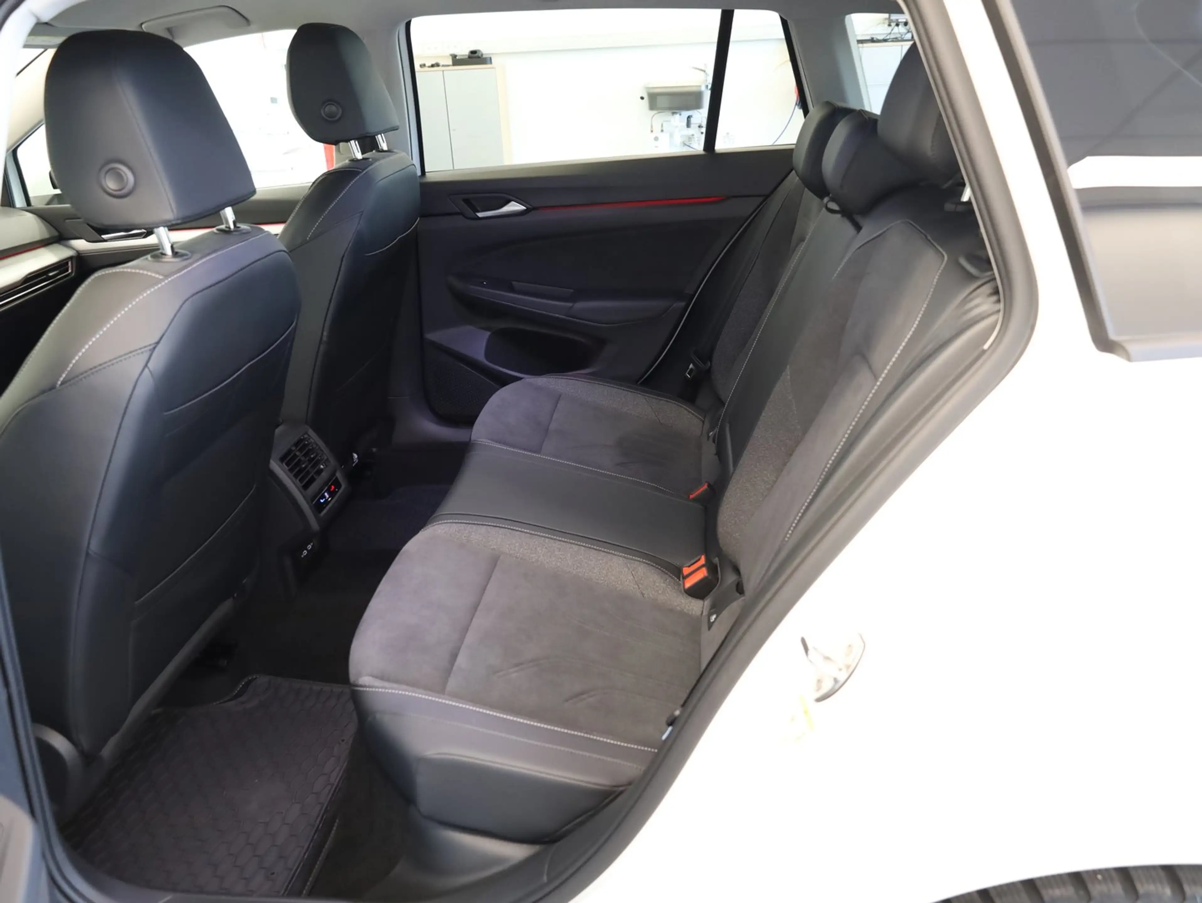 Volkswagen Golf Variant Business mHeV DSG — photo 11