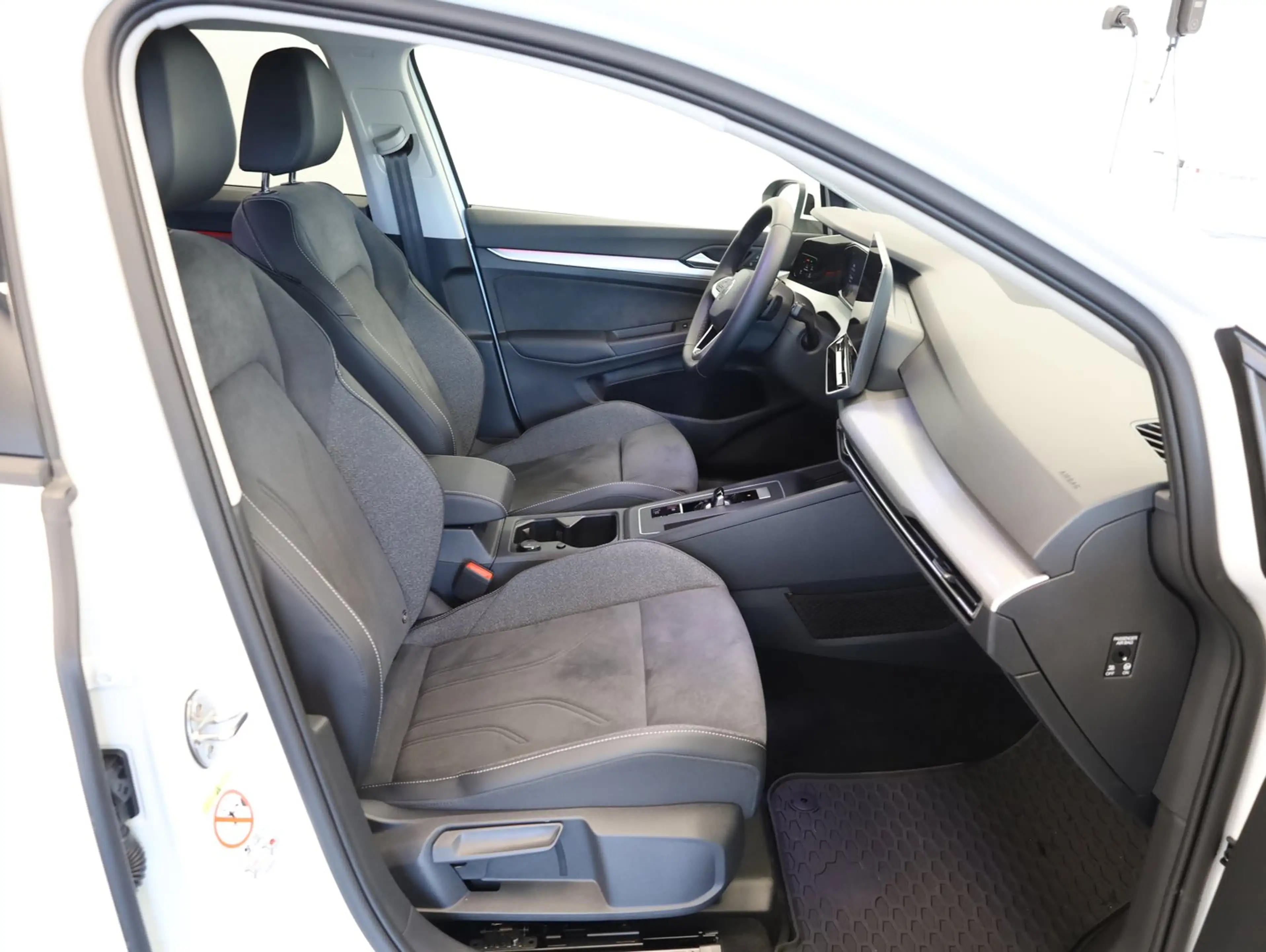 Volkswagen Golf Variant Business mHeV DSG — photo 9