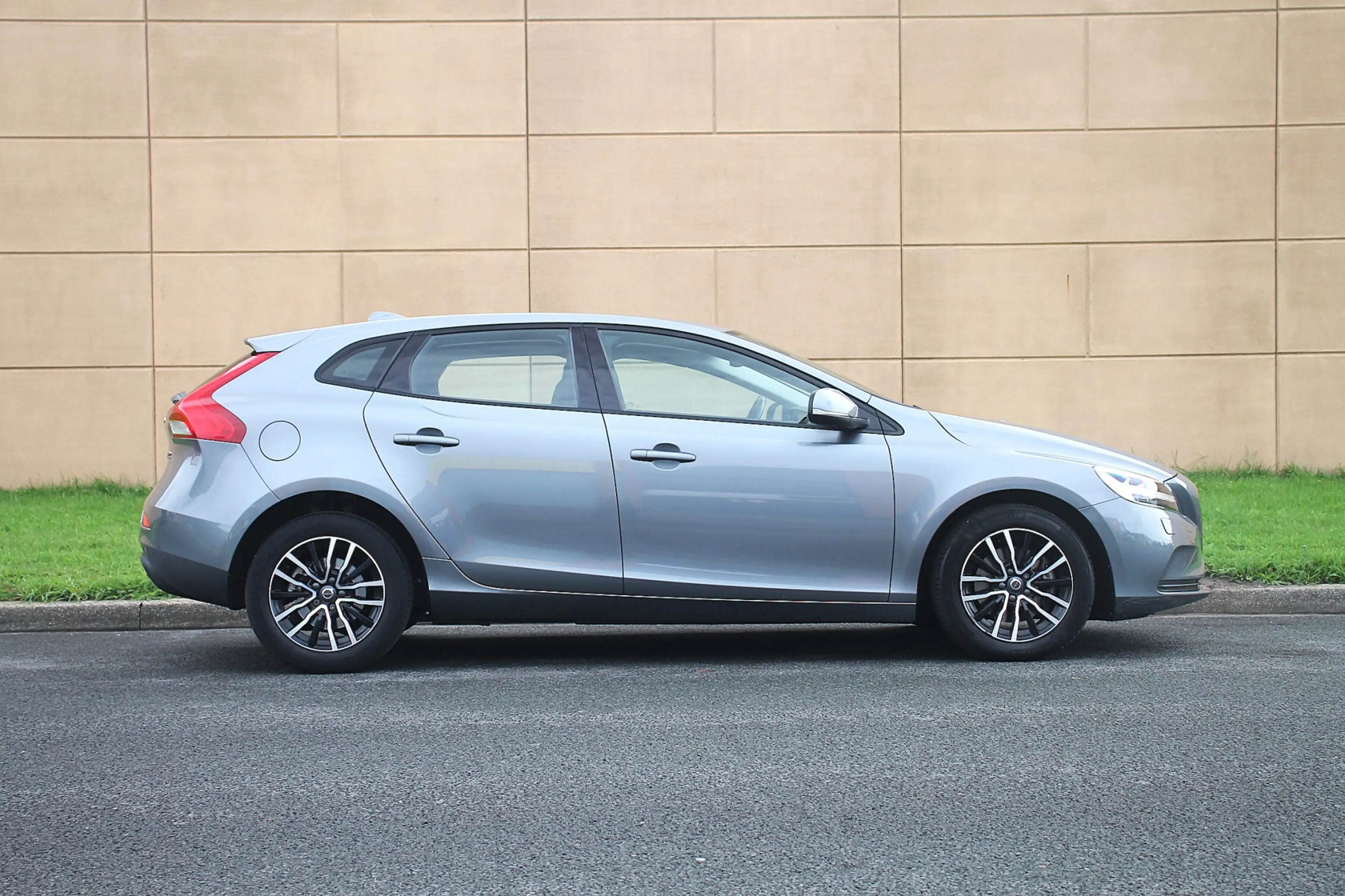 Volvo V40 2.0 T2 Nordic+ — photo 2