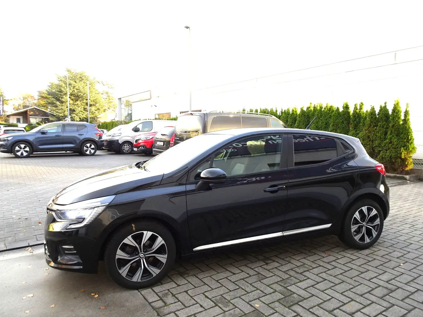 Renault Clio 1.0TCe 5d. Evolution CARPLAY,NAVI,CRUISE,DAB,LED Zwart - 2