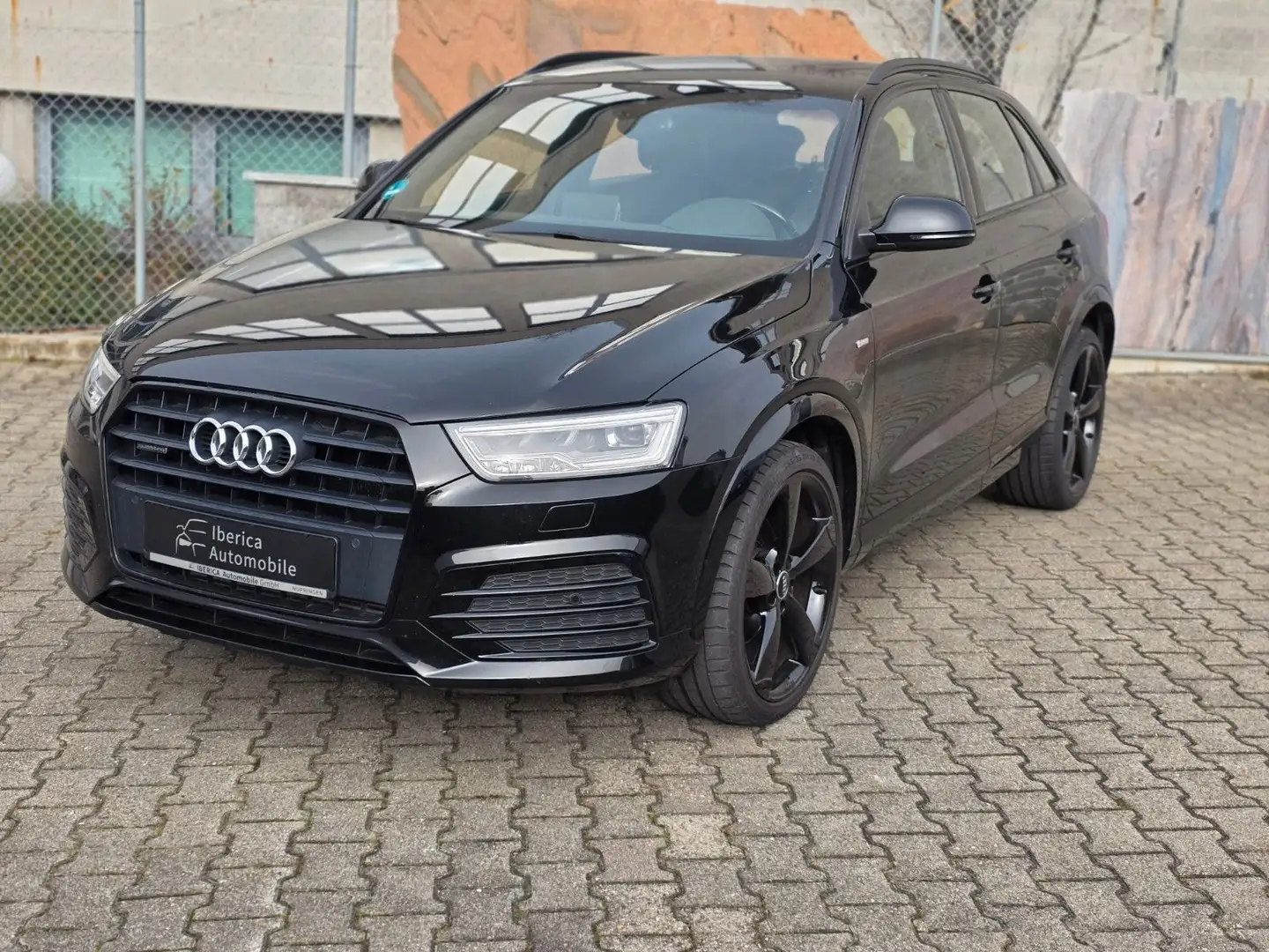 Audi Q3 2.0 TFSI QUATTRO*S-LINE*NAVI*AHK*XENON Schwarz - 1