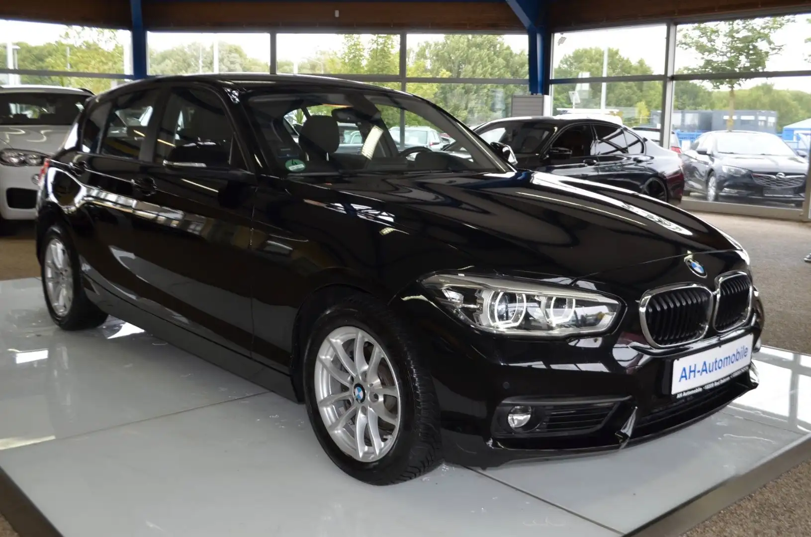 BMW 118 i Lim. 5-trg. Advantage AUTOMATIK / XENON Schwarz - 2