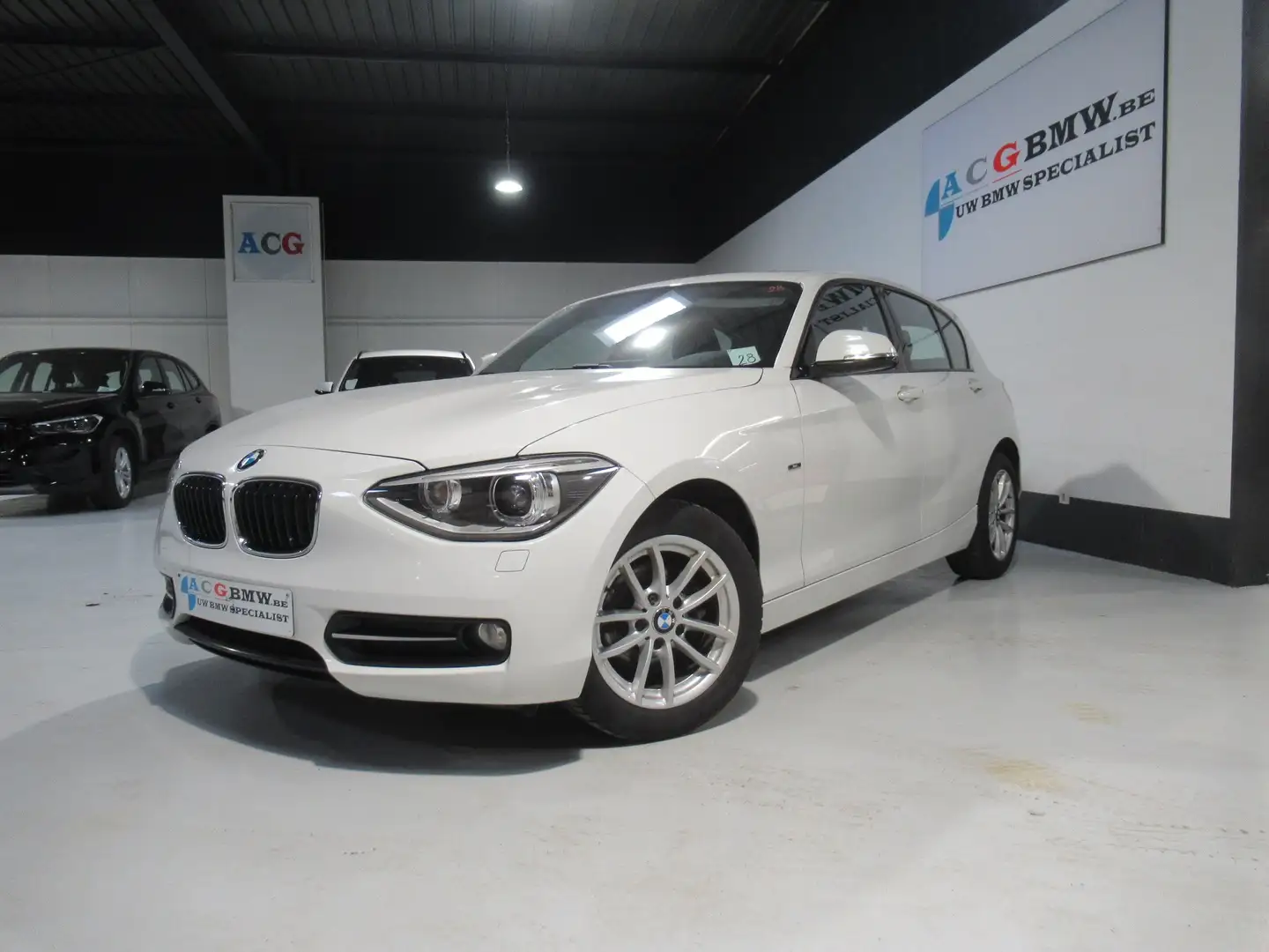 BMW 116 i Navi Prof Pano Xenon Sport PDC Lichtpack CC Wit - 2