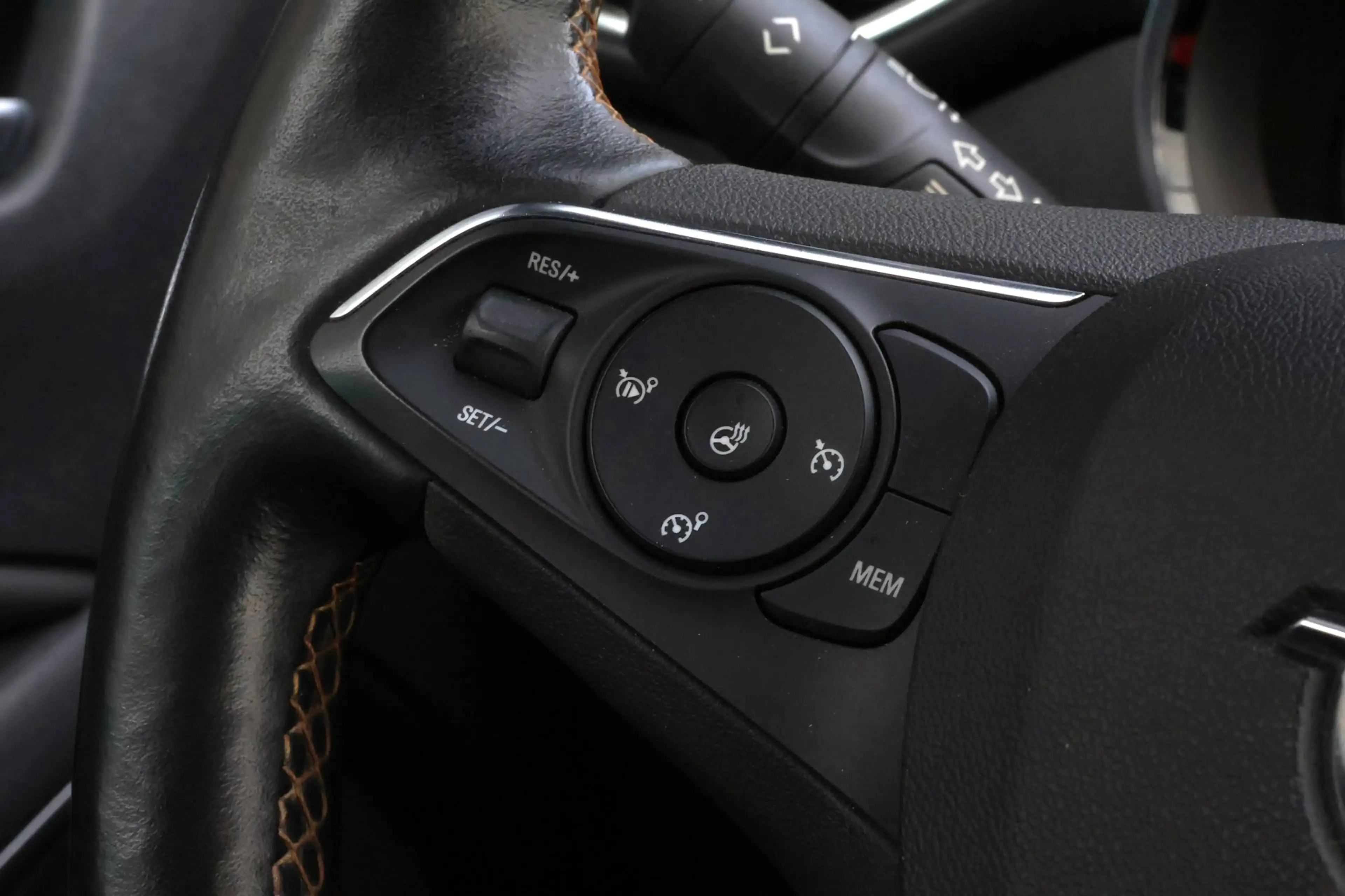 Opel Crossland X 1.2 Turbo Innovation — photo 17