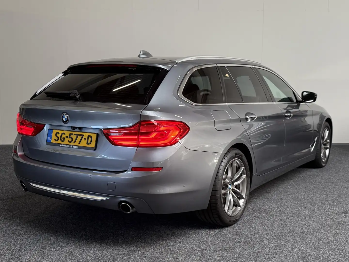 BMW 520 5-serie Touring 520d High Executive PANO | LEDER | Grijs - 2