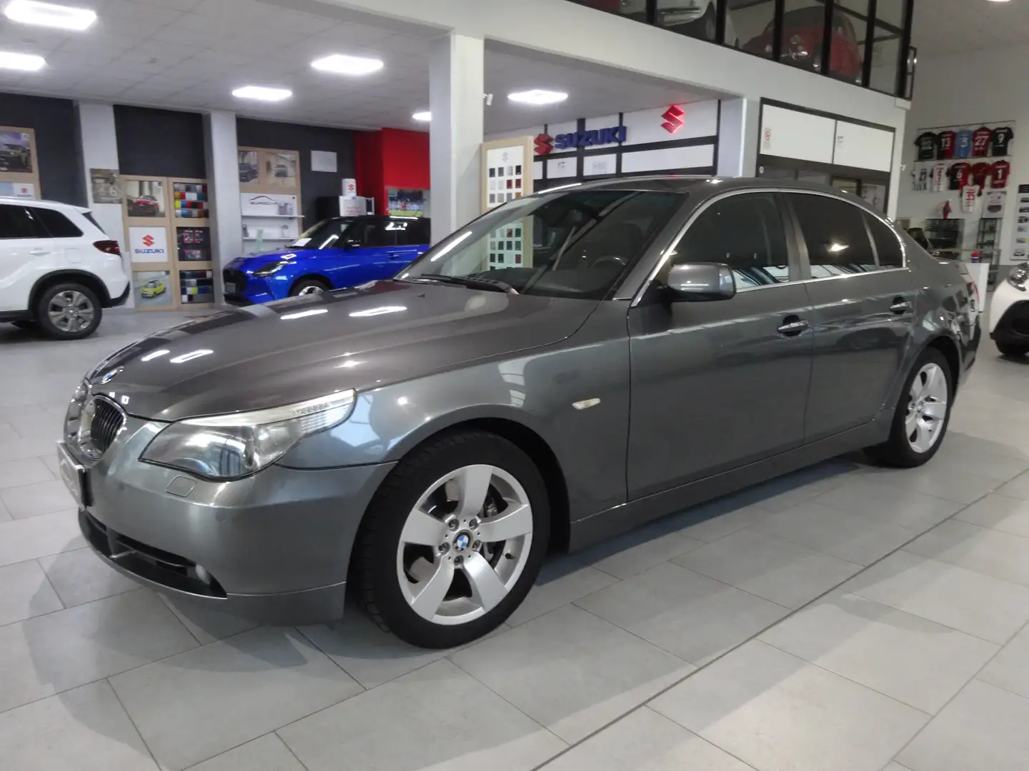 BMW 530 XD Berlina Auto FUTURA Grigio - 2