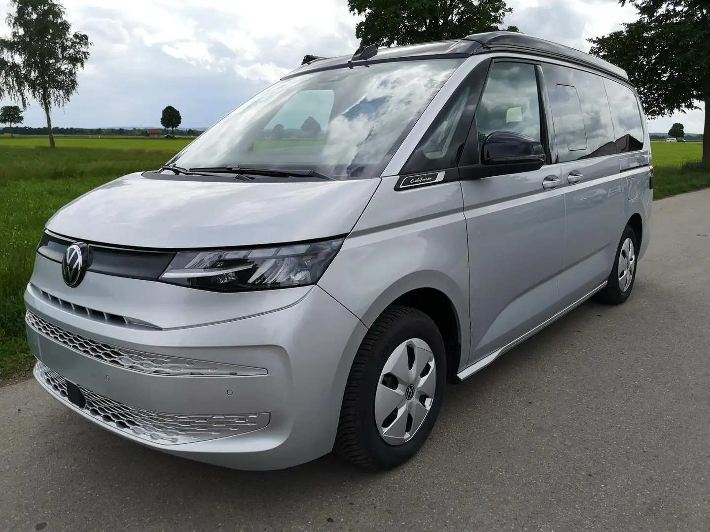 Volkswagen T7 California T7 2.0TDI DSG California Beach Camper GV5 Lite+ Zilver - 1