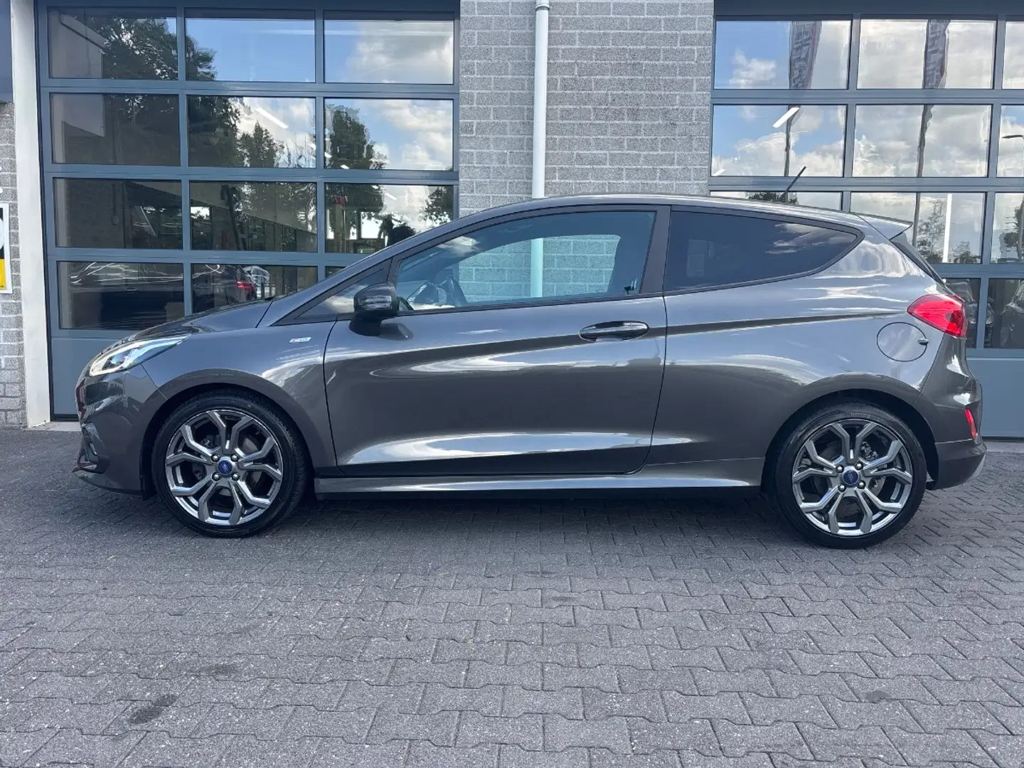 Ford Fiesta 1.0 EcoBoost Titanium | ST LINE | Grijs - 2