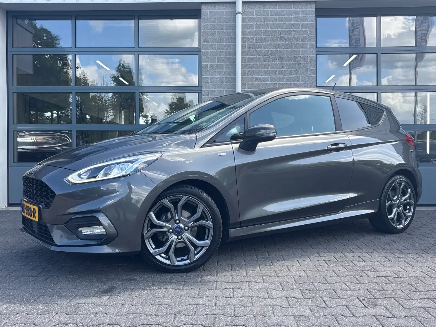 Ford Fiesta 1.0 EcoBoost Titanium | ST LINE | Grijs - 1