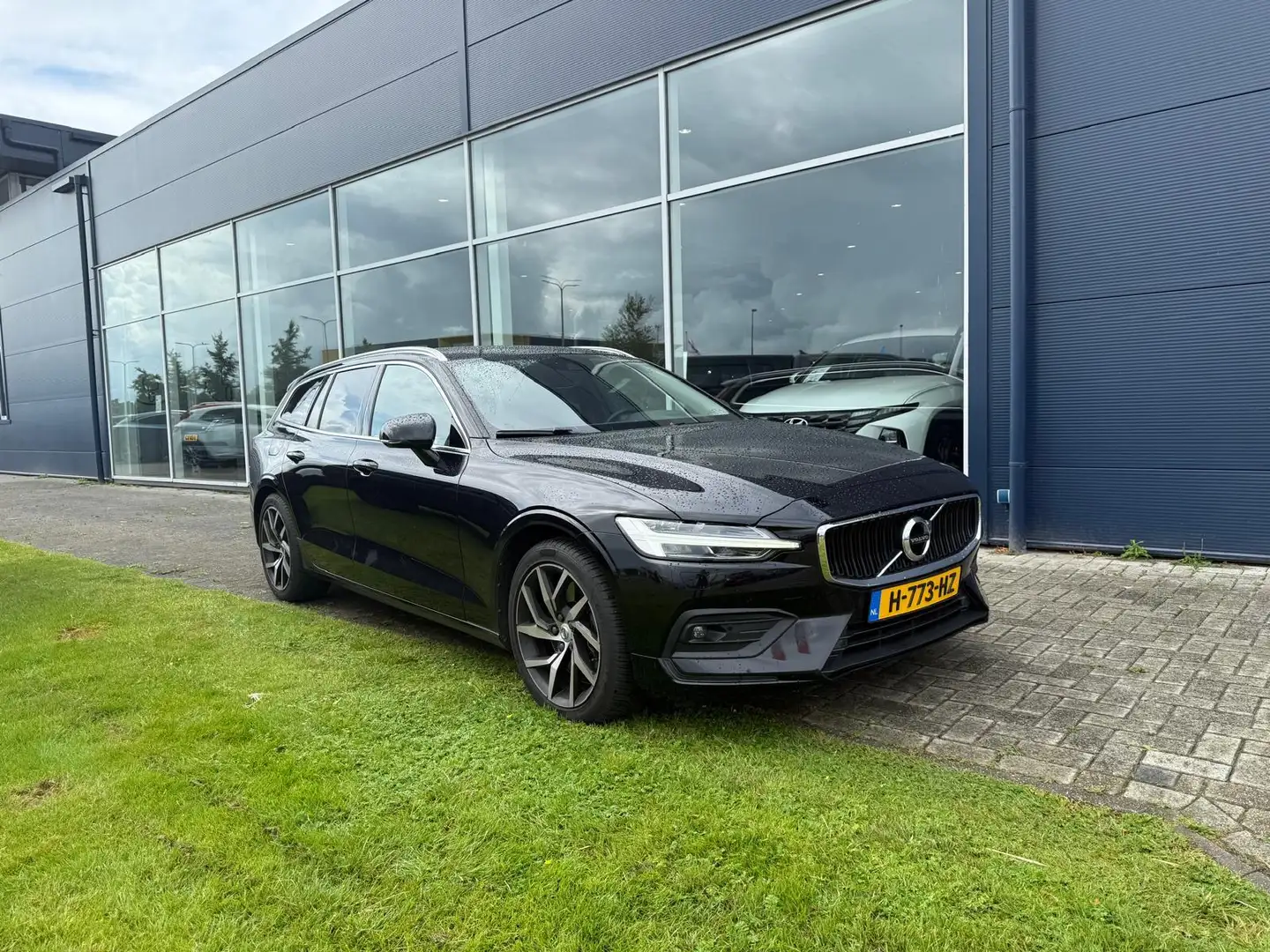 Volvo V60 2.0 T5 Momentum |Keurig onderhouden| Noir - 1
