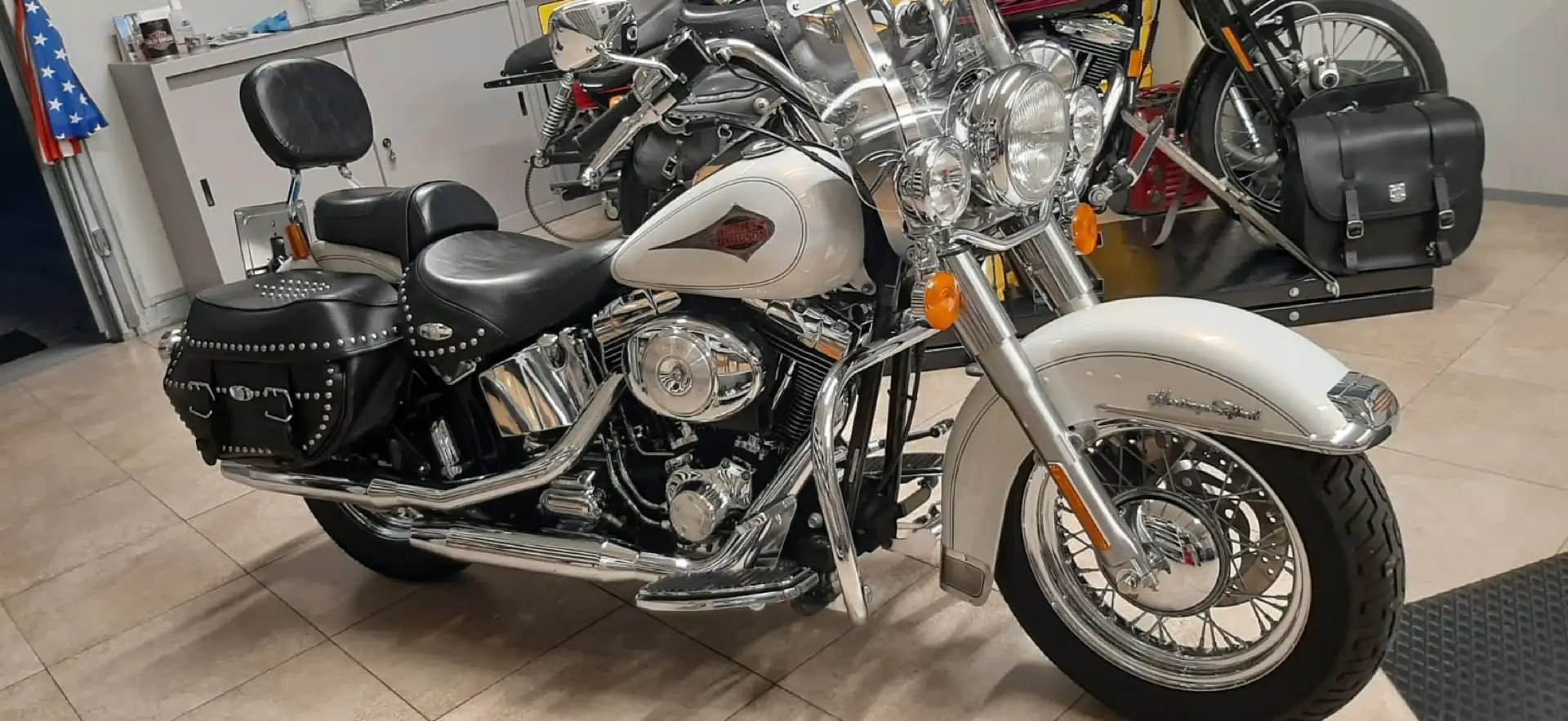 Harley-Davidson Heritage Softail Classic Білий - 2