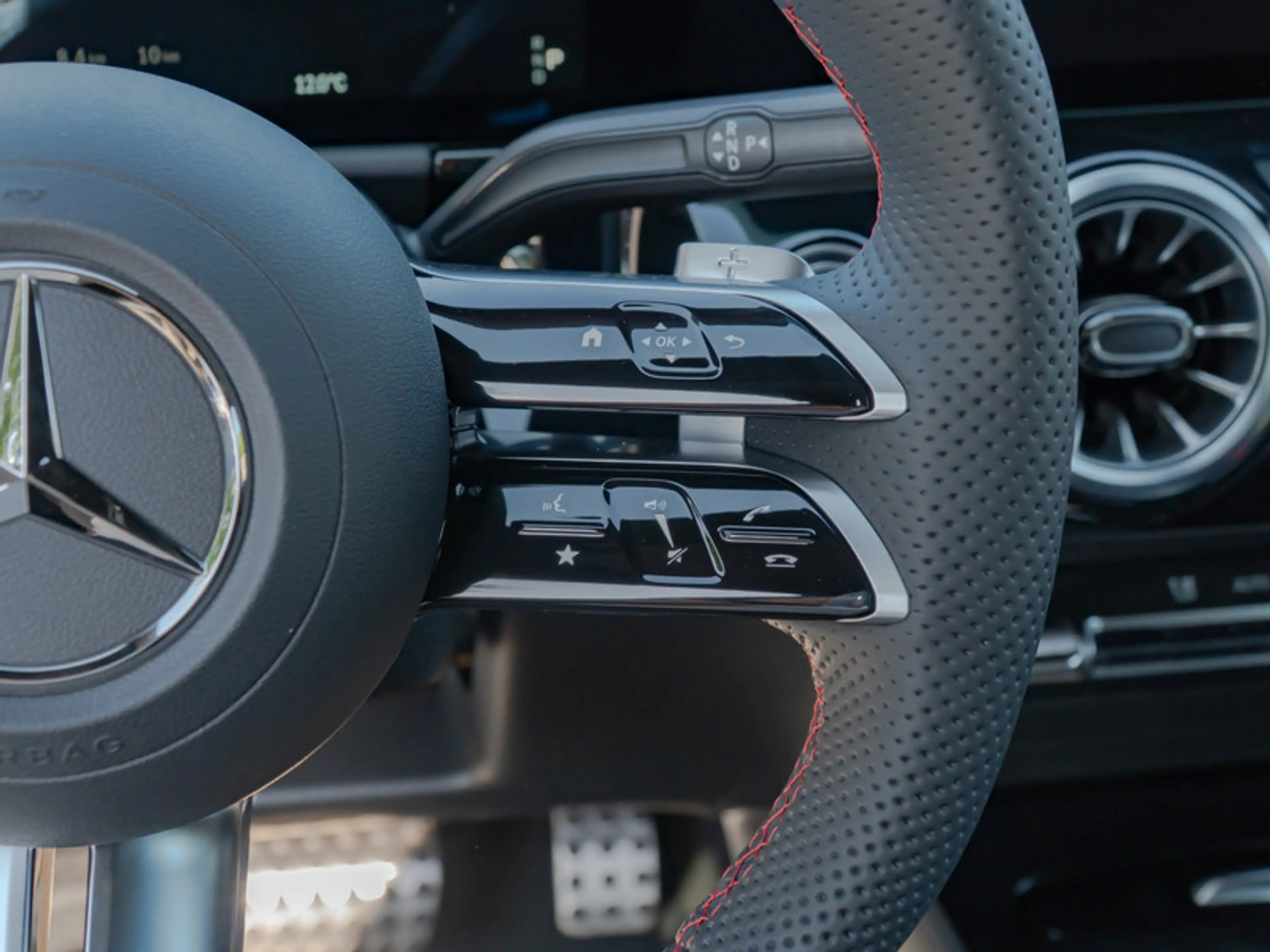 Mercedes-Benz GLA 200 AMG-Sport/MLB/Pano/AHK/Night/Sound/Cam — photo 11
