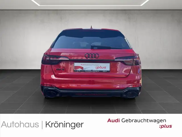 Audi RS4 view 6