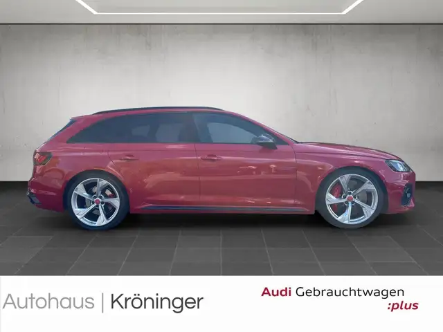 Audi RS4 view 4