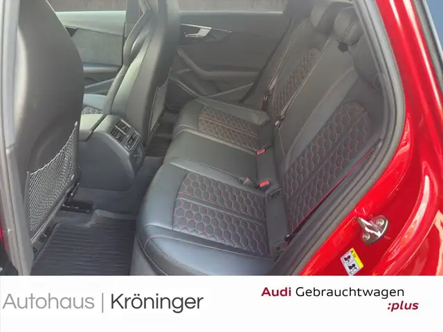 Audi RS4 view 10