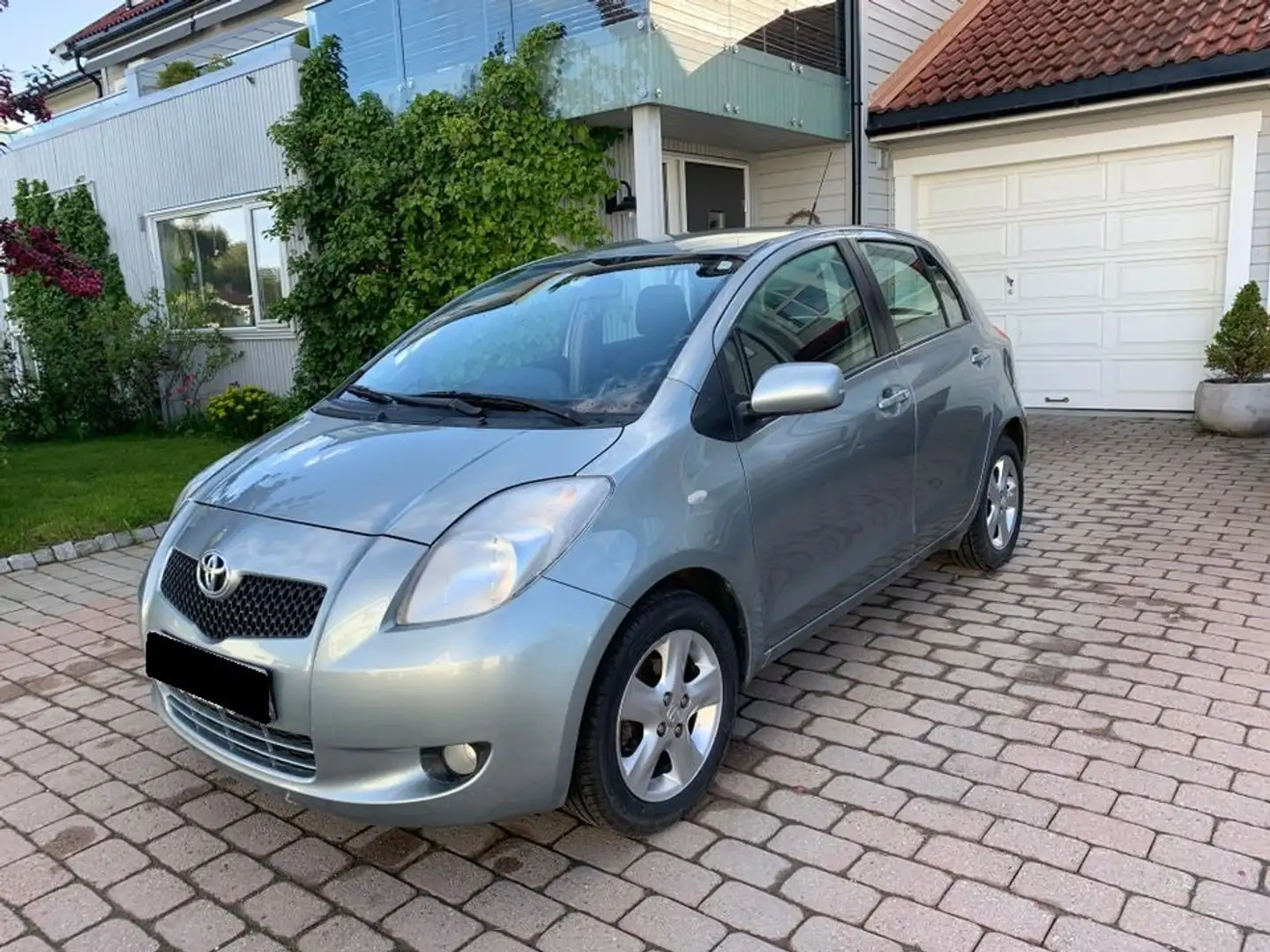 Toyota Yaris Yaris 1.4 Turbo D4D Sol Grijs - 1