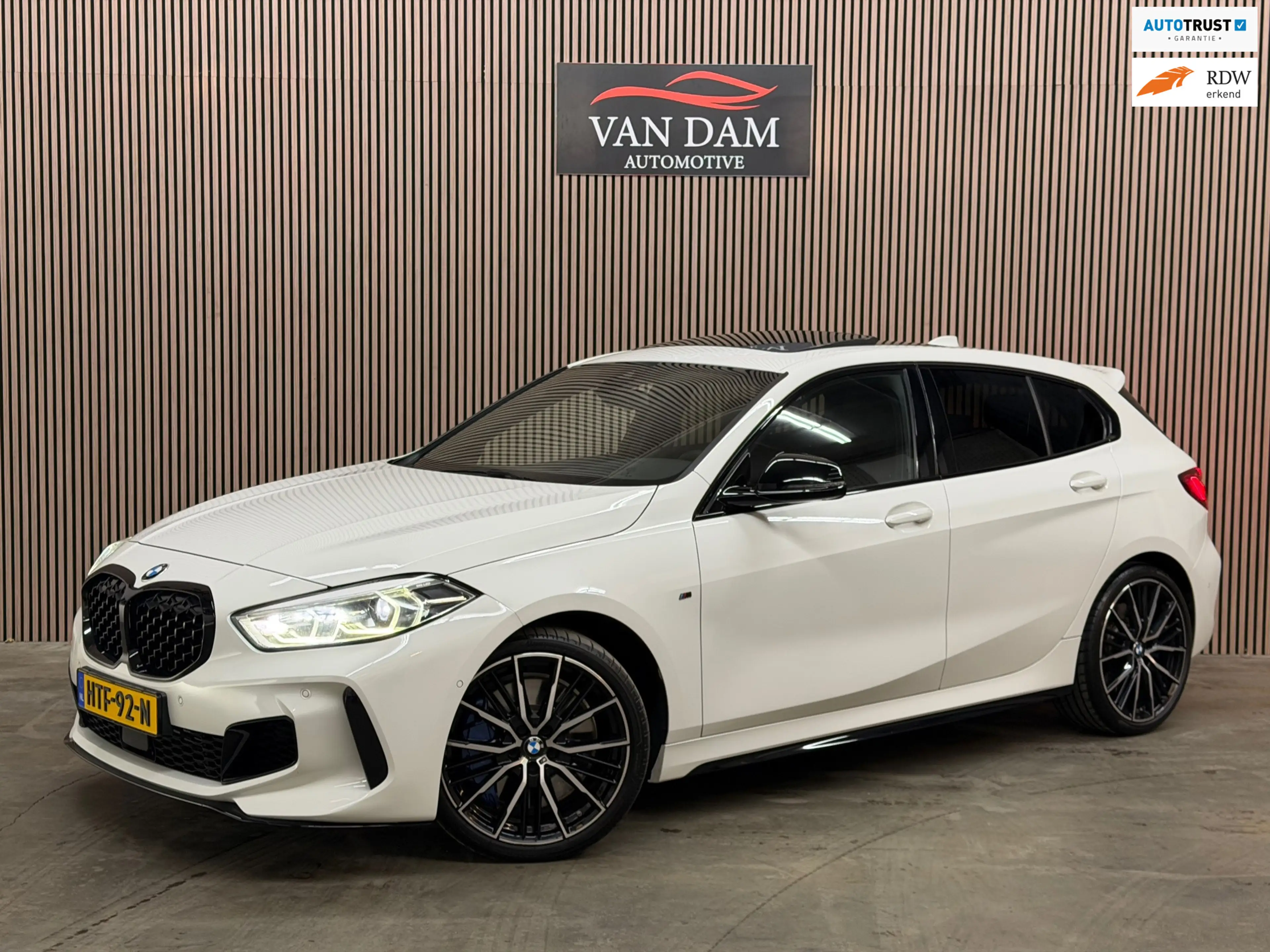 BMW 135 1-serie M135i xDrive High Executive 2021 PANO LED