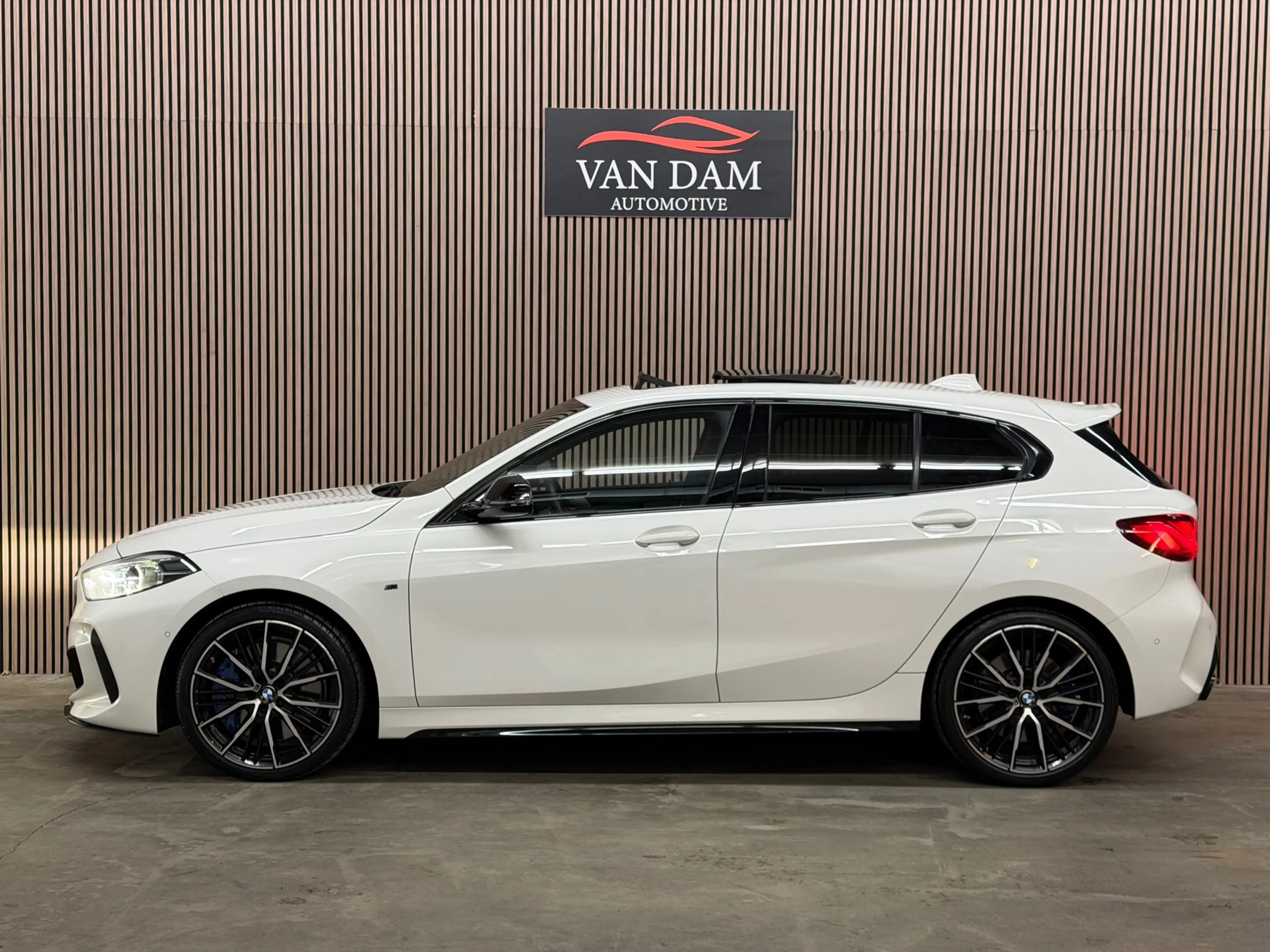 BMW 135 1-serie M135i xDrive High Executive 2021 PANO LED — photo 4