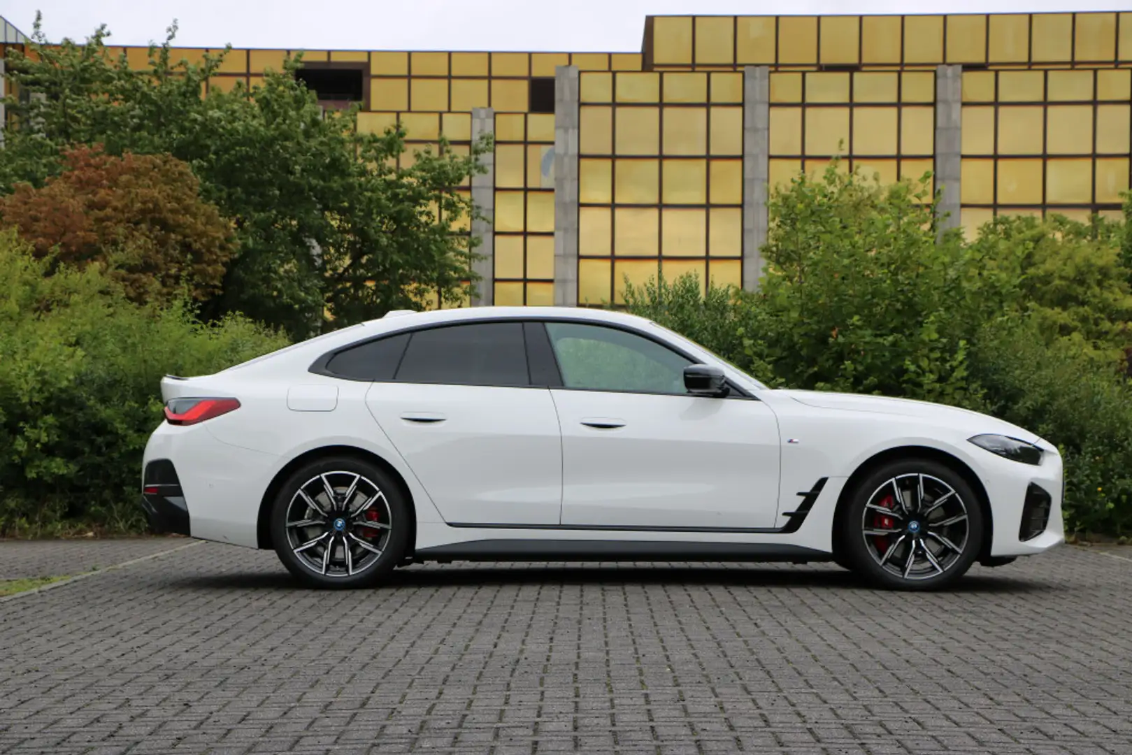 BMW i4 eDrive40 M Sport Pro AHK GSHD ESitze DrAsProf Blanc - 2