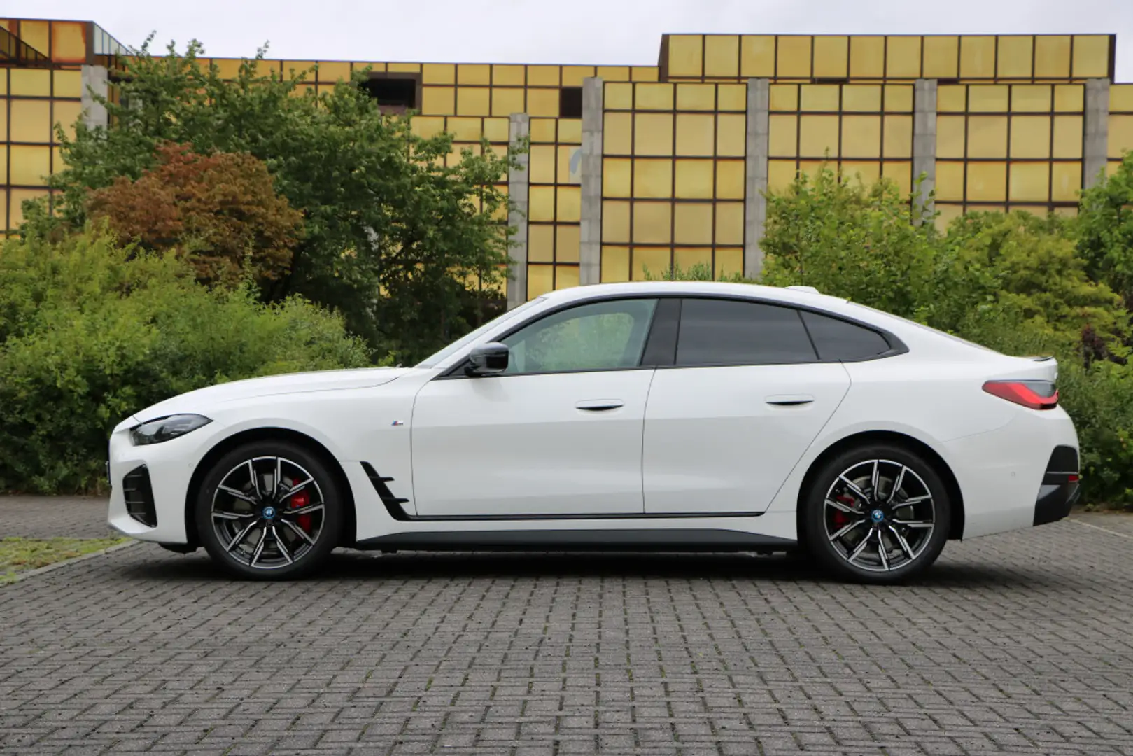 BMW i4 eDrive40 M Sport Pro AHK GSHD ESitze DrAsProf Blanc - 1