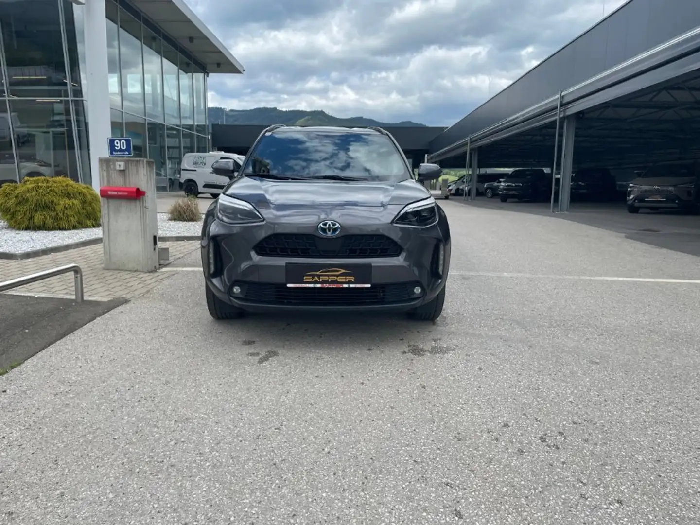 Toyota Yaris Cross 1,5 VVT-i Hybrid Active Drive Aut. Grau - 2