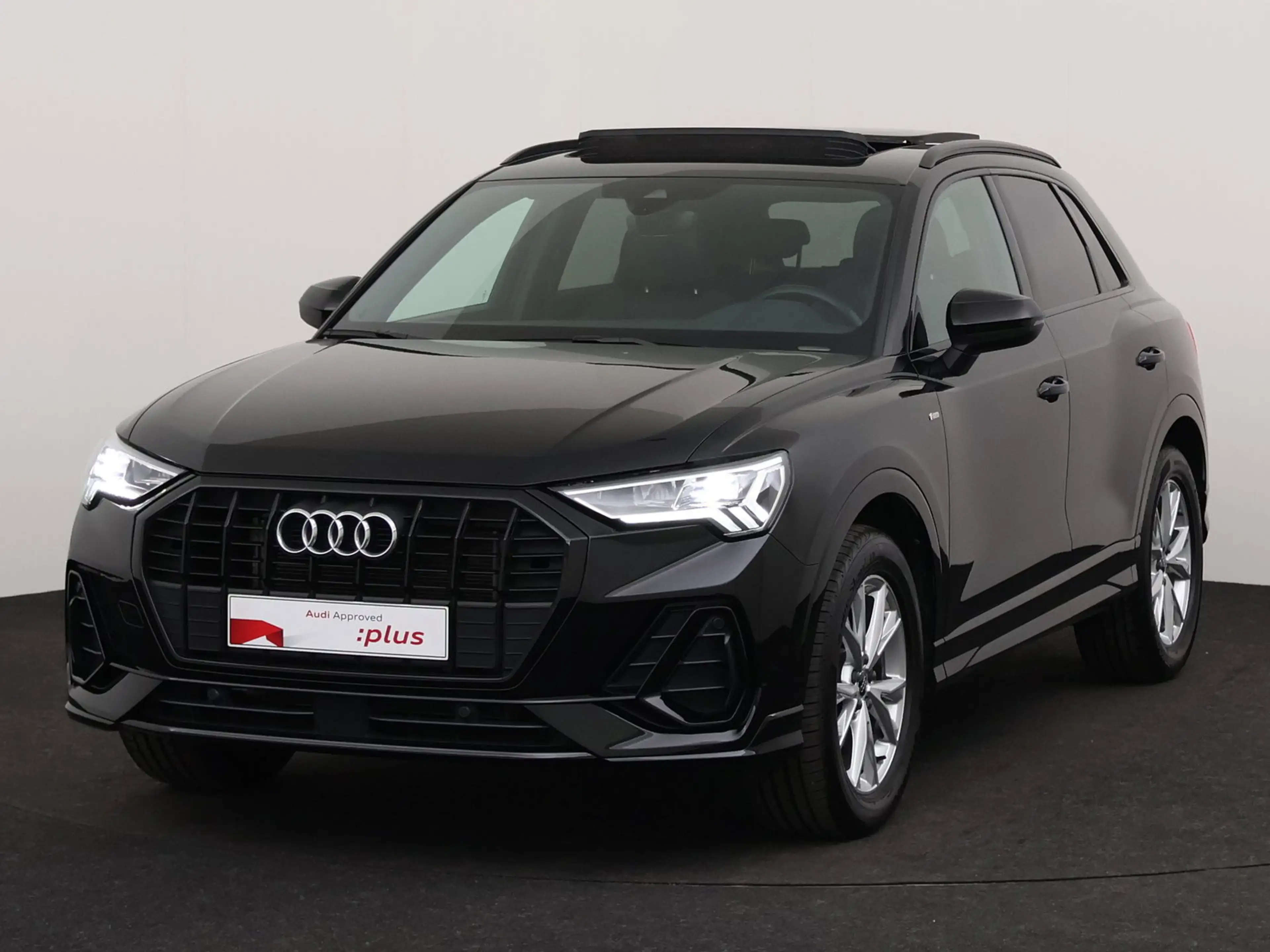 Audi Q3 S-Line 35 TFSI 150 PK S-tronic - Panoramisch open dak - Cruise control - Camera - Apple Carplay