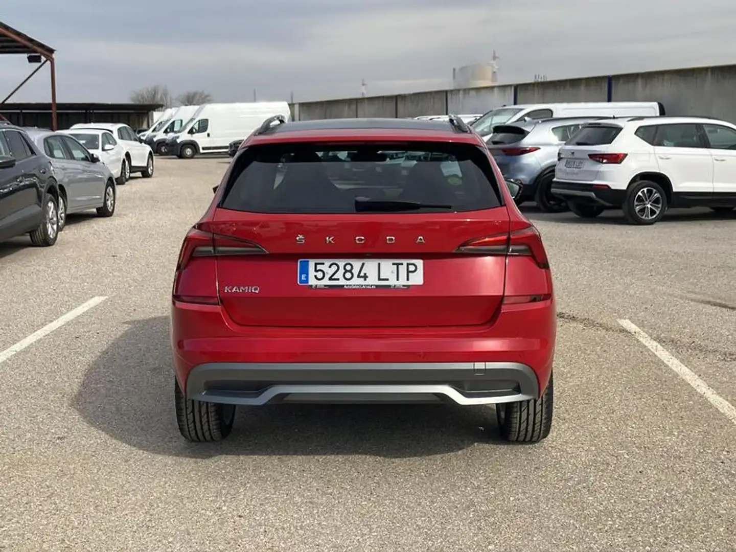 Skoda Kamiq Skoda Kamiq 1.5 TSI DSG Sport + * Automático, gasolina, elegante y eficiente * Excelente estado y equipamiento * ¡Único*! Rojo - 2