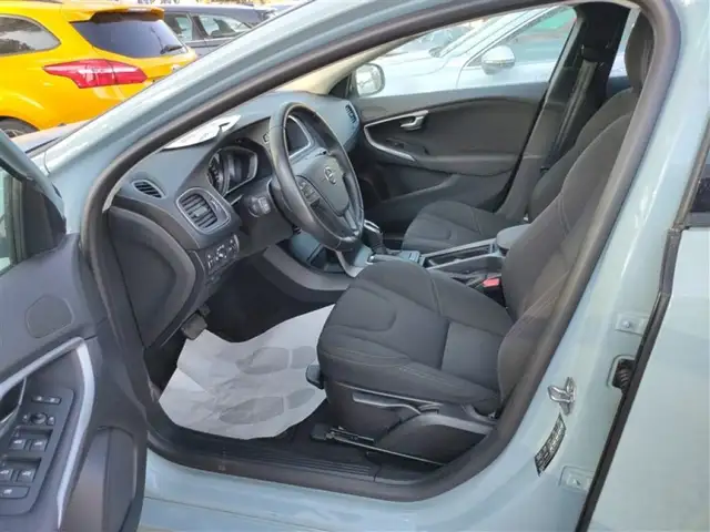 Volvo V40 view 8