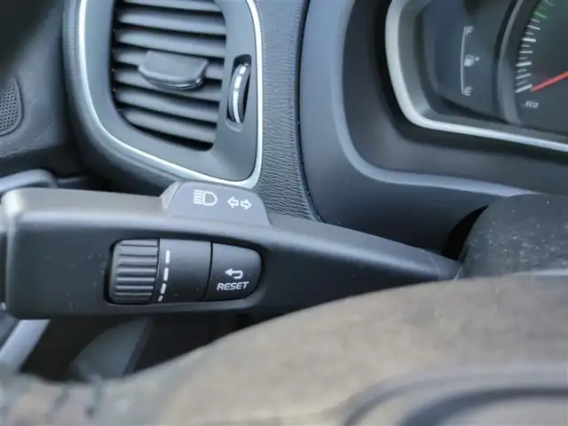 Volvo V40 view 11