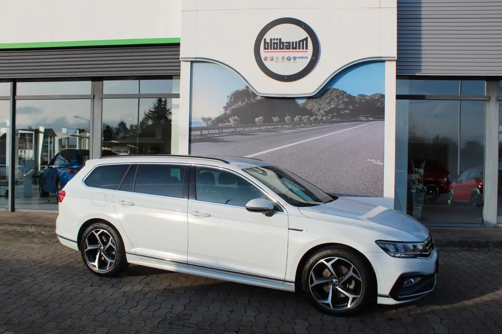 Volkswagen Passat Variant Passat 2.0 TDI Variant R Line ACC AHK 18" Wit - 1