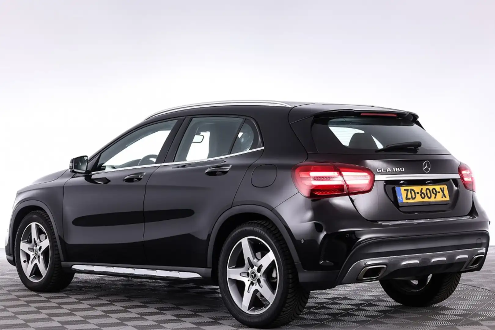 Mercedes-Benz GLA 180 Business Solution AMG Automaat | Half LEDER | Full Zwart - 2