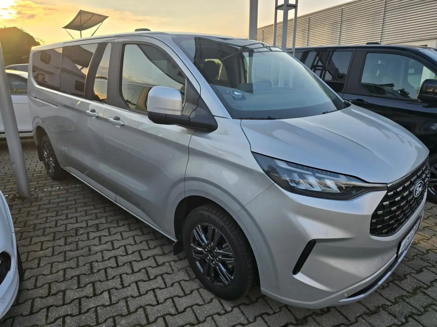 Ford Tourneo Custom Titanium 320 L2 170 PS S.-Heiz, sofort Zilver - 2