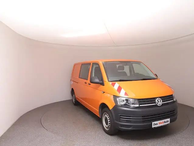 Volkswagen Transporter view 3