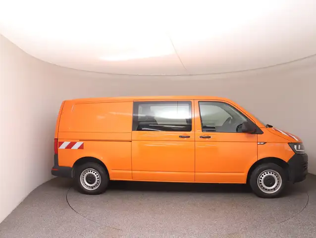 Volkswagen Transporter view 4