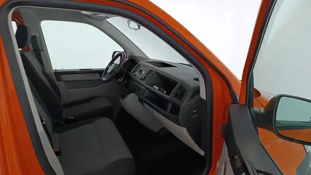 Volkswagen Transporter view 11